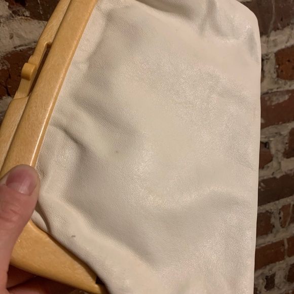 1970s vintage Sirocco italian real leather clutch white with tan Bakelite clasp - Picture 5 of 12